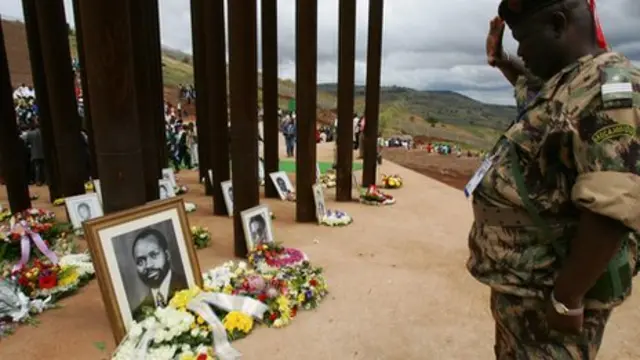 Ọmọ ologun Mozambique yi n bẹri fun aworan aarẹ Samora Machel loju oori rẹ ni ọdun 2006