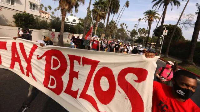 "Обложить налогом Безоса". Демонстранты идут к дому владельца Amazon Джеффа Безоса в Беверли-Хиллз требовать улучшения условий труда