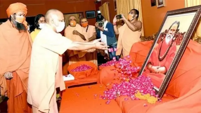 నరేంద్ర గిరికి అంత్యక్రియలు జరిగినా, ఆత్మహత్య కేసులో అనేక సందేహాలు వినిపిస్తున్నాయి.