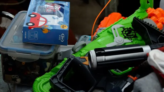 Mainan mobil-mobilan dan pistol air