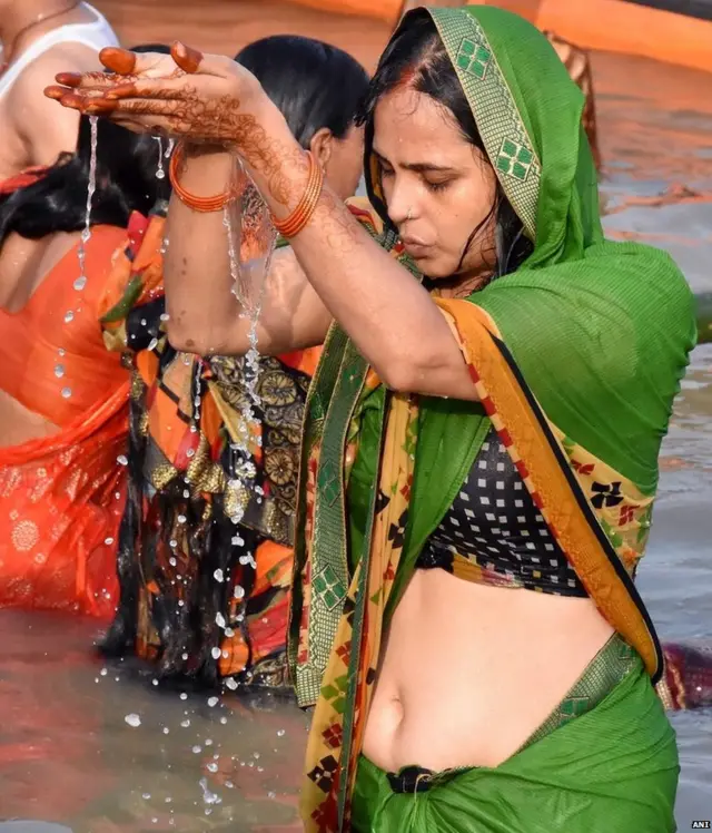 ਪਟਨਾ ਵਿੱਚ ਗੰਗਾ ਨਦੀ ਦੇ ਤਟ ਉੱਤੇ ਇੱਕ ਔਰਤ ਅਰਘ ਦਿੰਦੀ ਹੋਈ