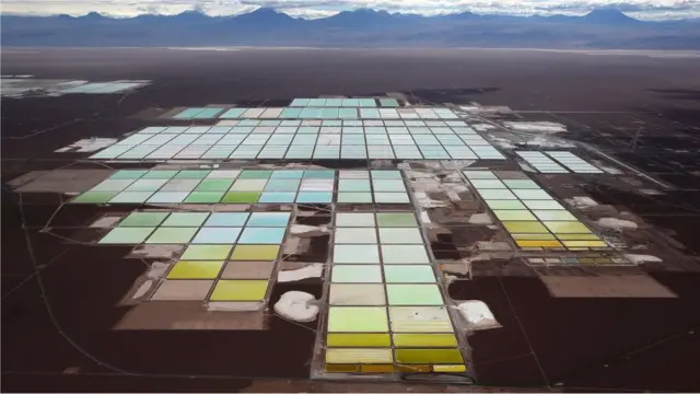 리튬을 추출하고 가공하는 데는 막대한 양의 물과 에너지가 필요하며, 해당 시설의 인근 환경에도 영향을 끼친다