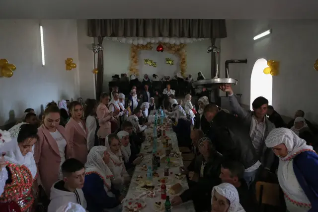 Tokom oba dana, kroz salu lokalnog doma kulture proći će više stotina zvanica. Nakon čestitki i uručivanja poklona, gosti ostaju na ručku.