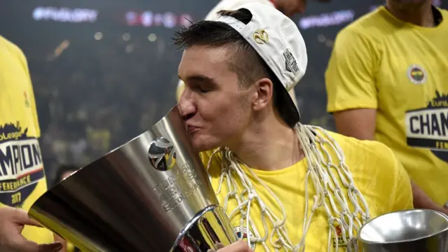 Bogdan Bogdanovic kupayı öpüyor.