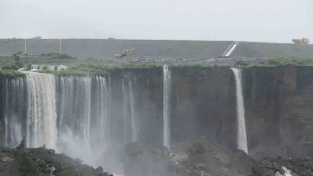 निर्माणधीन विमानस्थलको पूर्वतर्फ गत वर्षायामको भलपानी र सिँचाइ नहरको पानी व्यवस्थापन नहुँदा भत्केको डिल