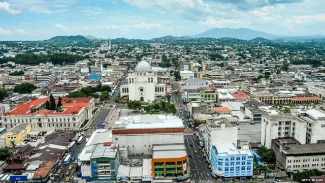 ਵਿਦੇਸ਼ਾਂ ਵਿੱਚ ਵੱਸਦੇ ਸੈਲਵਾਡੋਰ ਦੇ ਲੋਕ ਆਪਣੇ ਦੇਸ਼ ਨੂੰ ਜੋ ਪੈਸਾ ਭੇਜਦੇ ਹਨ ਉਹ ਜੀਡੀਪੀ ਦਾ 20 ਫ਼ੀਸਦ ਹਿੱਸਾ ਬਣਦਾ ਹੈ