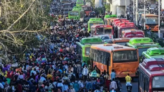 ઠેરઠેર પોતાનાં ઘર તરફ પલાયન કરતાં લોકોની ભારે ભીડ દેખાઈ હતી