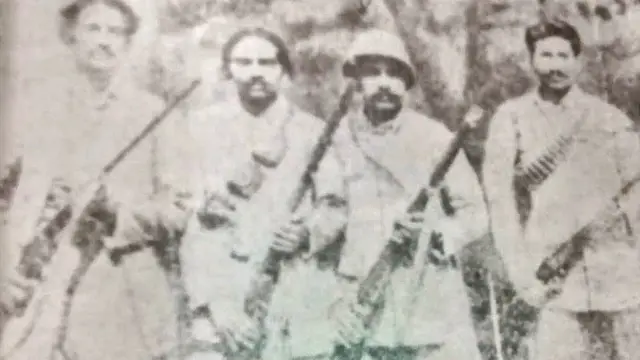 भूपत (बाएं से तीसरे)