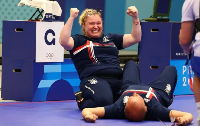 Zorana Arunović i Damir Mikec proslavljaju zlatnu medalju