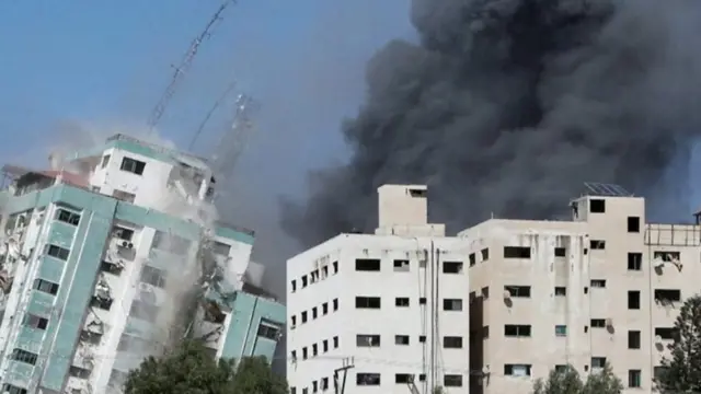 بنايات تتعرض للقصف