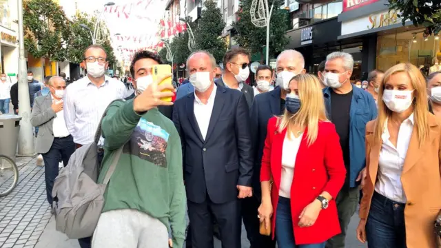 Muharrem İnce, Adapazarı Tarihi Uzun Çarşı ve Çark Caddesi'nde esnafı ziyaret ederek, vatandaşlarla görüştü.