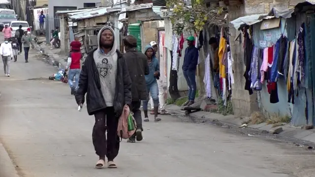 Wani mutum na tafiya a tsakiyar birnin Alexandra