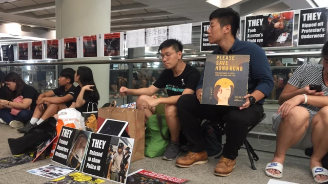 手持标语的示威者