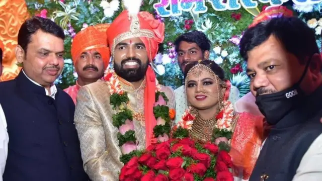सर्वसामान्यांना विवाह सोहळ्यासाठी 50 लोकांची मर्यादा पण आमदाराच्या लग्नासाठी हजारोंची गर्दी