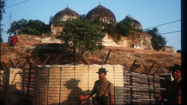 বাবরি মসজিদ ১৯৯০ সালে যা অক্ষত ছিল