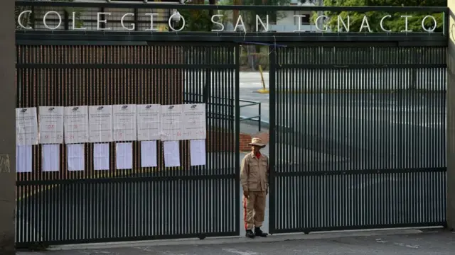 Entrada de un centro de votación en Caracas.