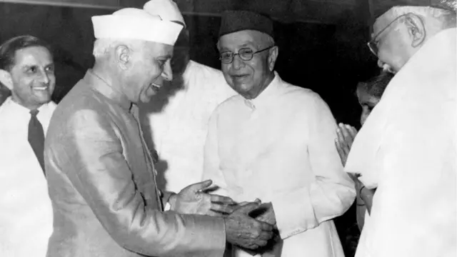 (ડાબેથી) વૈજ્ઞાનિક ડૉ. વિક્રમ સારાભાઈ, અમૃતલાલ હરગોવનદાસ અને અંબાલાલ સારાભાઈ સાથે વડા પ્રધાન નેહરુ.