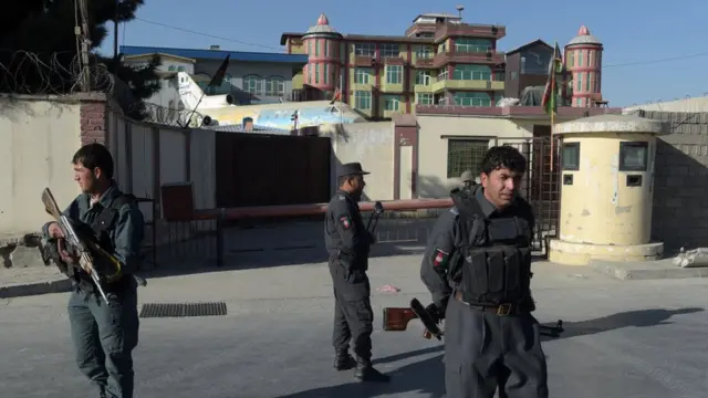 د بي بي سي خبریال اولیا اطرافي وايي د شمشاد تلویزیون ساتونکو تر ډېره د بریدګرو مخه ډب کړې وه.