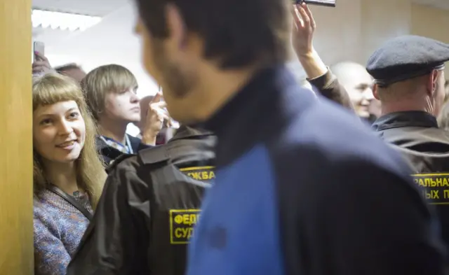 Тања, жена Алексеја Полиховича, поздравља се са учесницима митинга који улазе у судницу