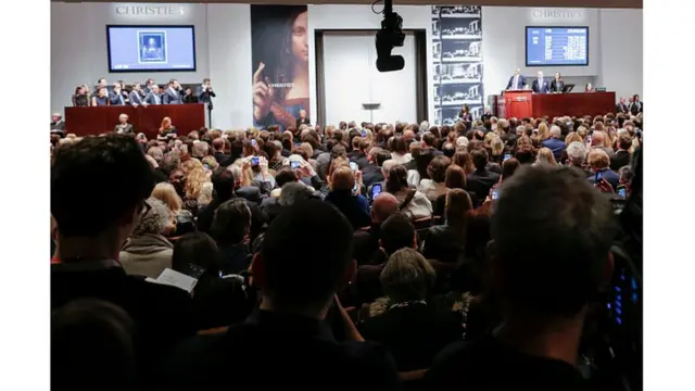 ผู้เข้าร่วมในการเปิดประมูลภาพ ซัลวาทอร์ มุนดิ ที่คริสตีส์