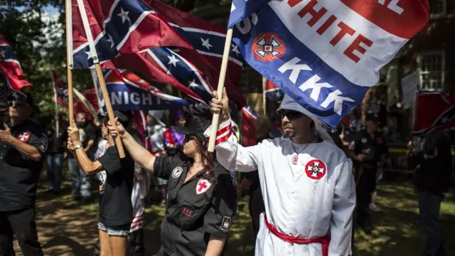 Manifestantes do KKK levantam bandeirasestrela bet jogo adiadosupremacia branca