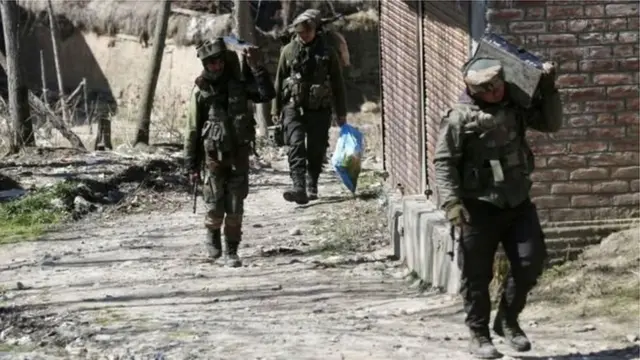 कश्मीर में सैनिक