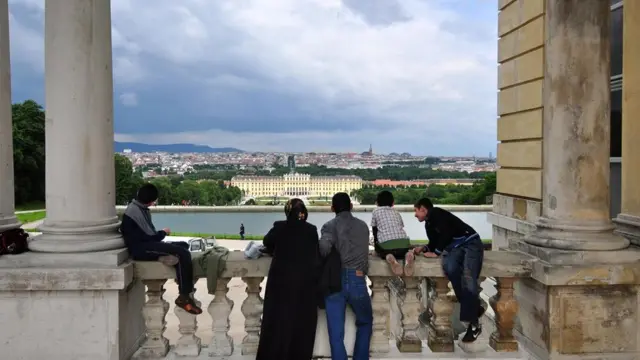 維也納美泉宮遠眺。