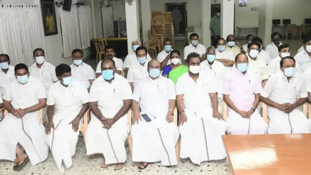 அதிமுக நெருக்கடி