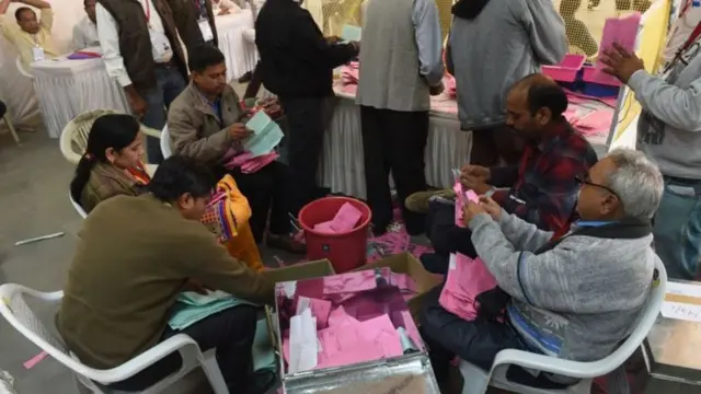 குஜராத், இமாச்சல பிரதேசம் சட்டப்பேரவை தேர்தல் வாக்கு எண்ணிக்கை தொடங்கியது