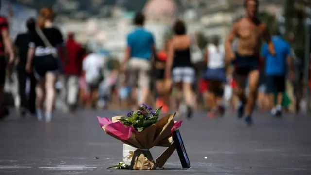 Flores no calçadãojogo que ganha dinheiro no pixNice