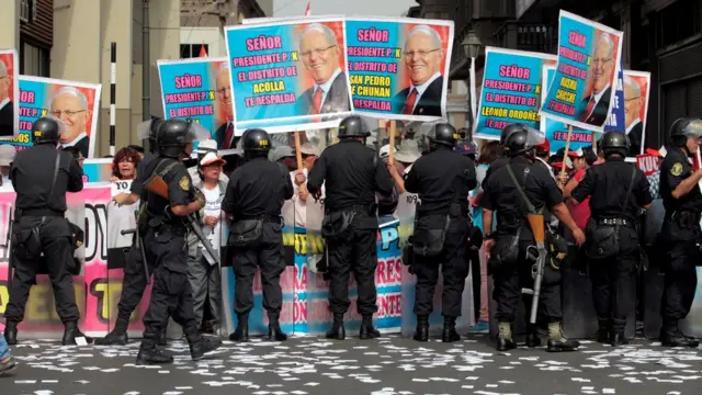 Manifestantes favoráveis à Kuczynski na porta do Congresso