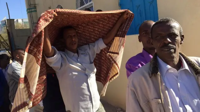 Nin ku jiray safka codeynta oo cimaamadiisa kaga harsanayay kuleylka qoraxda