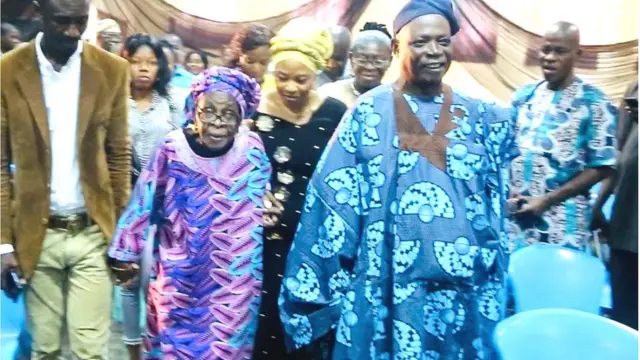 Ọjọgbọn Bolanle Awẹ ati Rashidi Ladoja pẹlu awọn eeyan miran