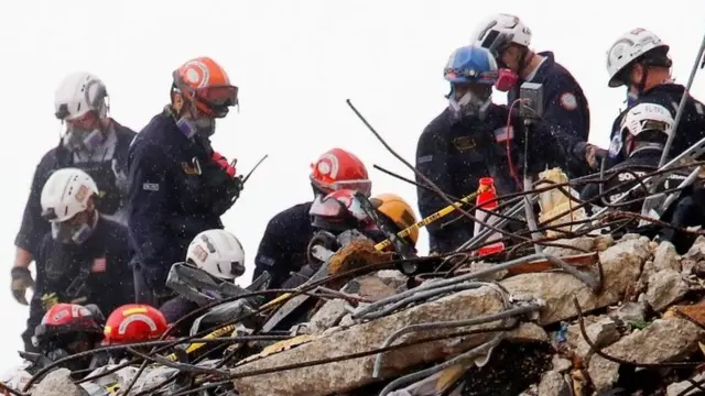 Socorristas continúan con el trabajo de búsqueda y rescate en el edificio derrumbado en Surfside, Miami
