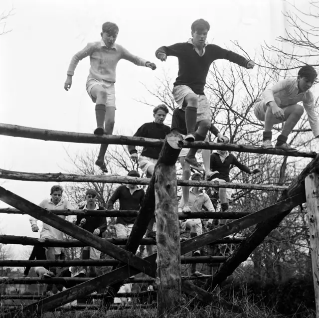 Alumnos de Gordonstoun en una práctica de obstáculos