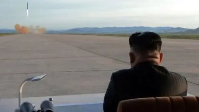 'හ්වාසං - 12' බැලිස්ටික් මිසයිලය අත්හදා බලන ආකාරය නැරඹන උතුරු කොරියානු නායක කිම් ජොන්ග් අන්