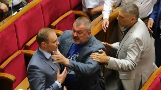 На тлі скандальних заяв Мураєва у Раді сталася навіть штовханина - побилися депутат "Народного фронту" Юрій Береза і "Опозиційного блоку" Олександр Долженков