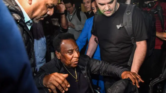 Pelé en fauteuil roulant.