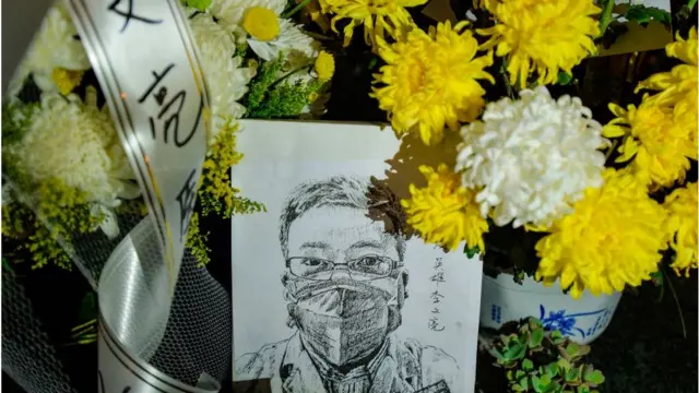 武汉中心医院医生李文亮12月底就向外界披露疫情,反而被当地公安部门因"发布不实信息"训诫。