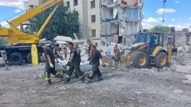 Спаастели разгребают завалы в Часовом Яру