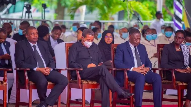 Rais wa zamnai wa Tanzania Jakaya Kikwete akiwa amevalia barakoa