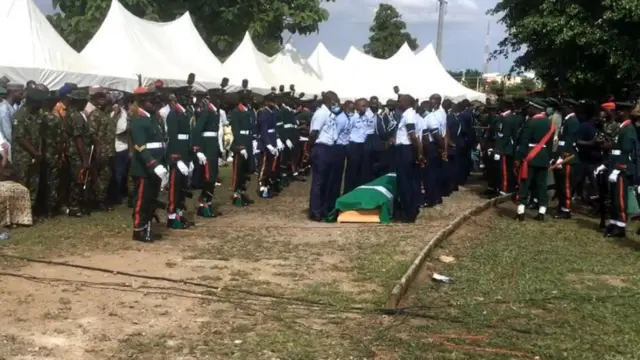 Awọn ọmọ ologun ofurufu duro ti posi oku ọkan lara awọn akẹẹgbẹ wọn to ba ijamba naa lọ.