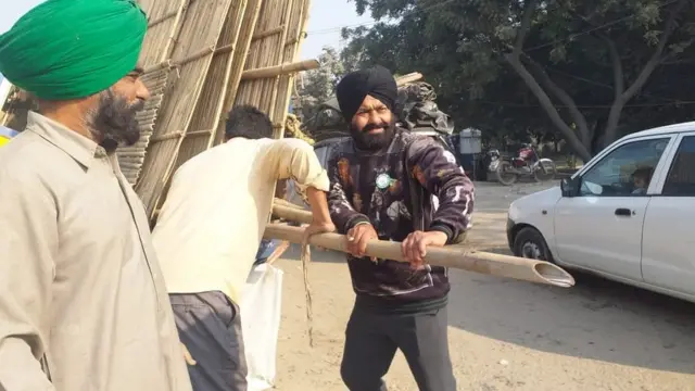 சிங்கு எல்லையிலிருந்து கலைந்து போகும் விவசாயிகள்.