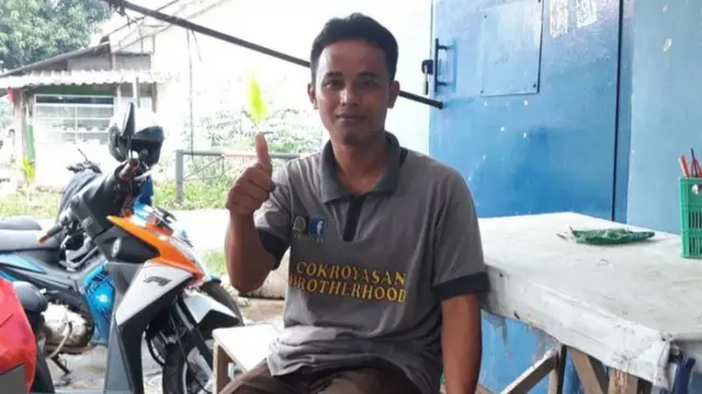 Kentut di warungnya.