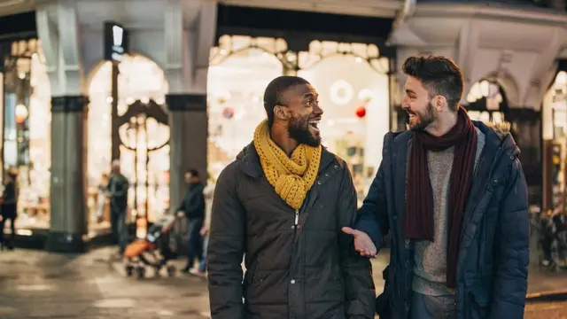 Marafiki wawili wakitembea na kuzungumza kwa furaha