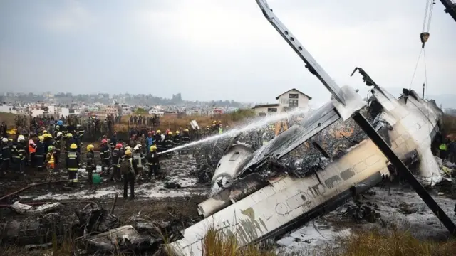 કાઠમાંડુ એરપોર્ટ પર પડેલો તૂટેલા વિમાનનો કાટમાળ