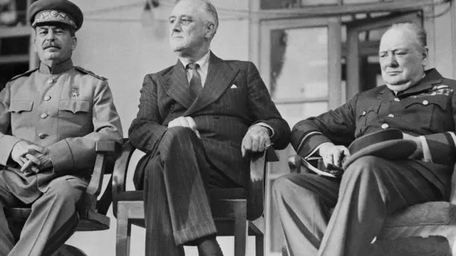 وینستون چرچیل، فرانکلین روزولت و ژوزف استالین در کنفرانس تهران، ششم تا نهم آذرماه ۱۳۲۲