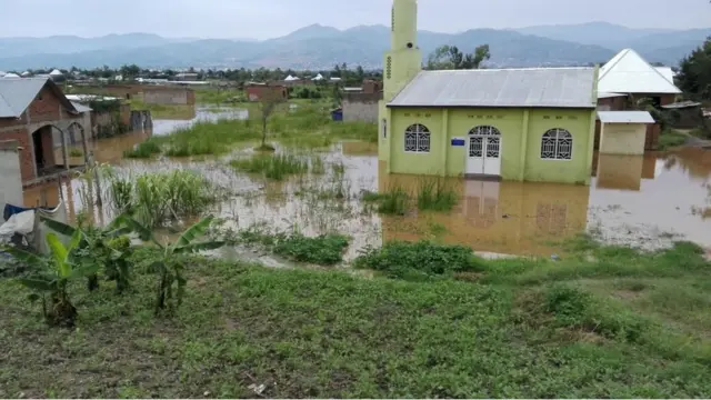 Abantu bafise amakenga ko amazi yateye amazu ashobora gutuma munyuma zibomoka