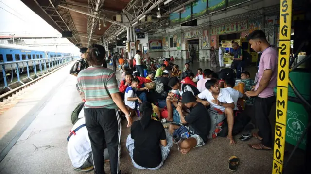 अग्निपथ योजना के विरोध की वजह से सैकड़ों ट्रेनों का आवागमन प्रभावित हुआ है