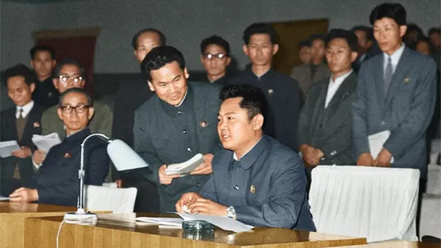 1969년 김정일 당시 노동당 선전선동부 부부장이 예술영화 현장을 지켜보고 있다